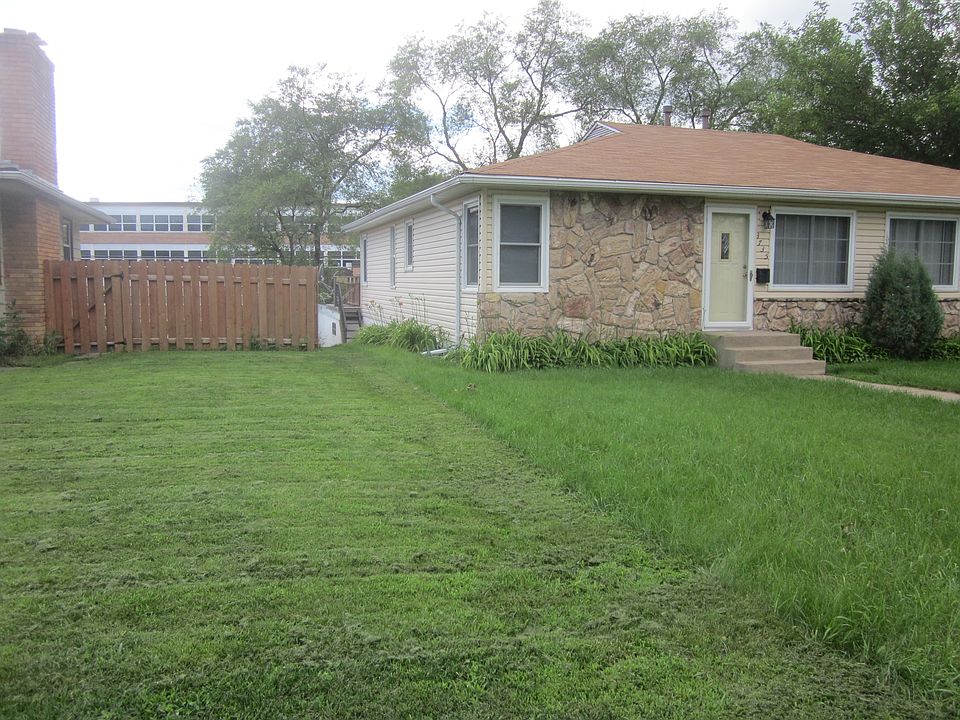 Front only large deck off of kitchen