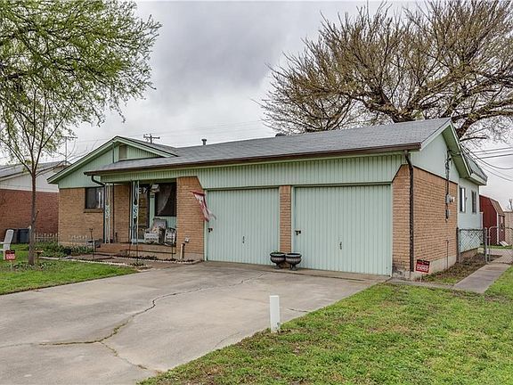 3rd image of 208 S Sheppard Dr