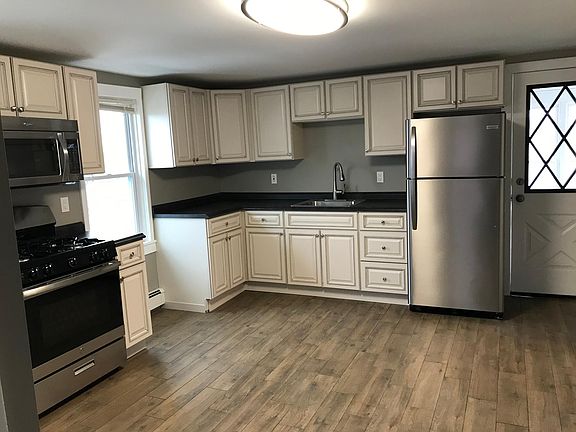 4th image of 17 Lansing Ln