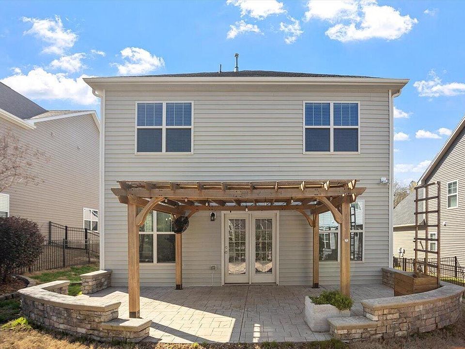 1st image of 209 Maple Walk St