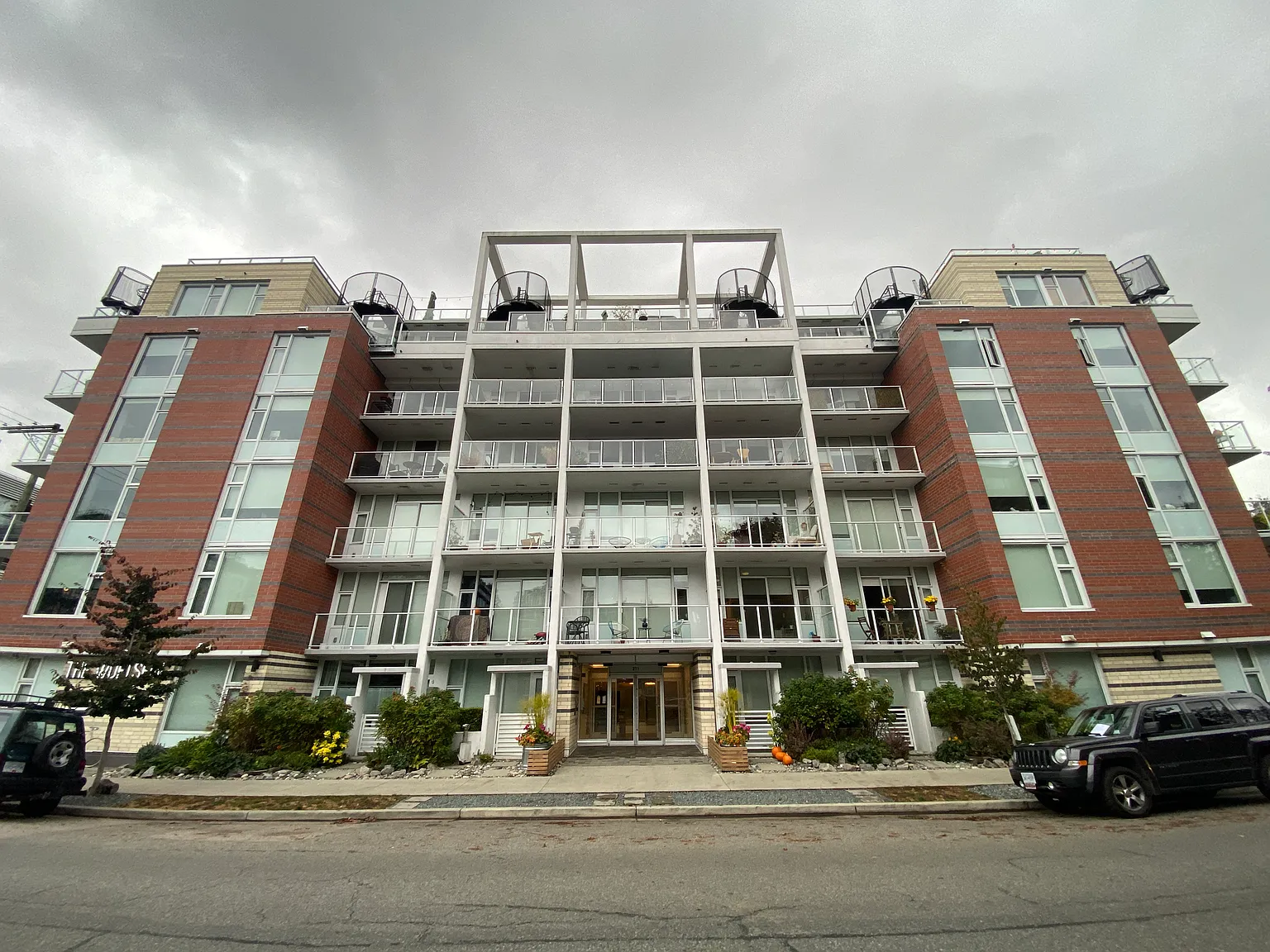2 bed, 850 sqft, $3,400 — Photo 1