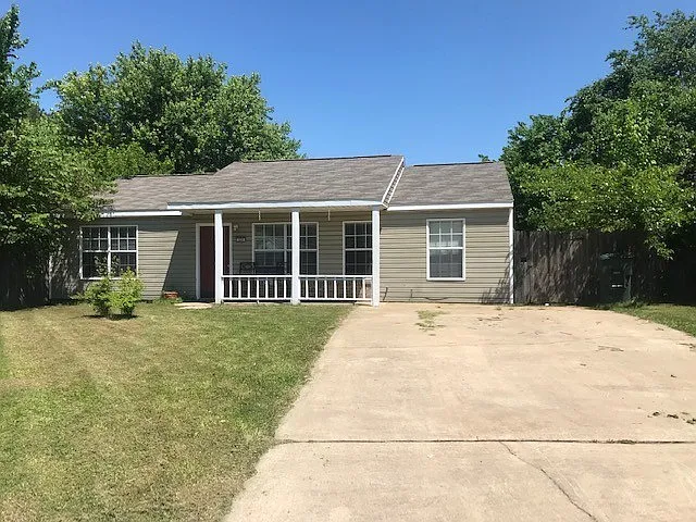 Super Cute 3 Bedroom Now Available! — Photo 1