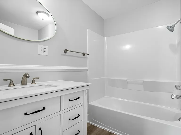 Full bathroom 1 on main floor