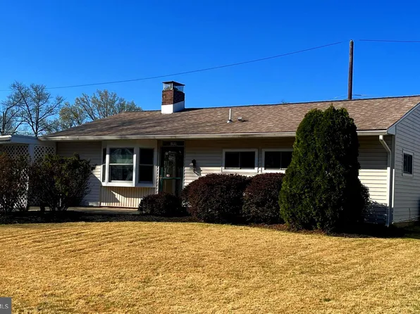 199 Magnolia Dr, Levittown, PA 19054