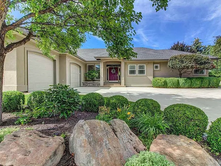 260 W Oakhampton Dr — Photo 1