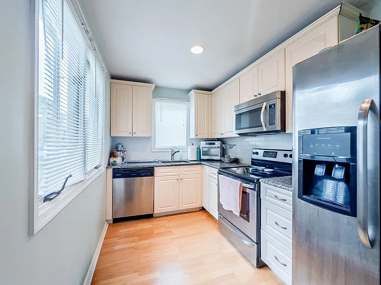 116 Montrose Ave #D — Photo 2
