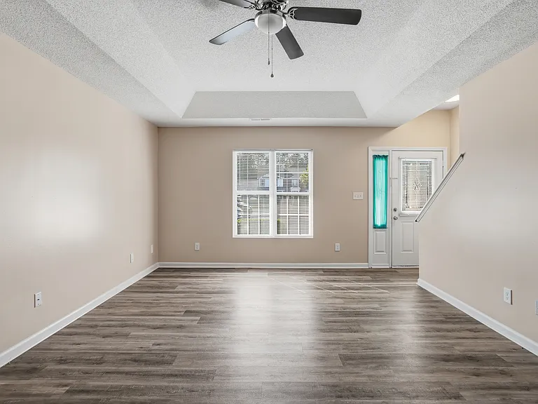 Sterling Pointe Apartments — Photo 45