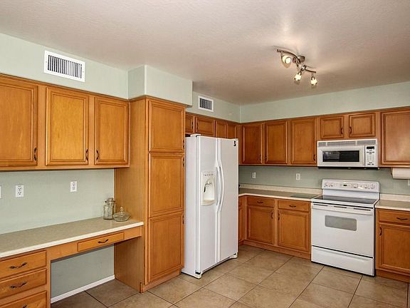 5th image of 17073 W Aberdeen Dr