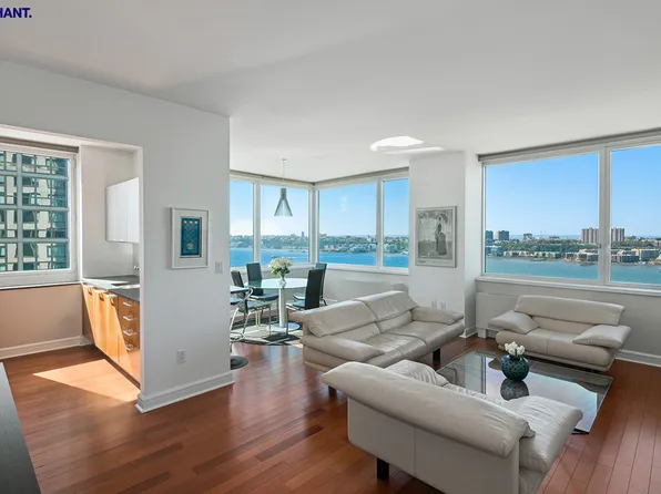 100 Riverside Boulevard image 2 of 21