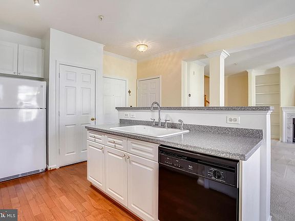 4th image of 2663 Manhattan Pl Unit 1/303
