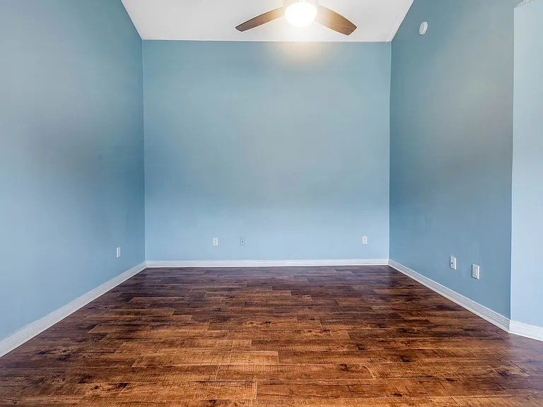 2060 Cambridge Cir — Photo 22