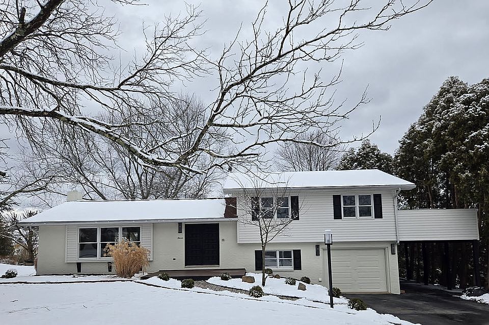 1st image of 11 Hillcrest Dr