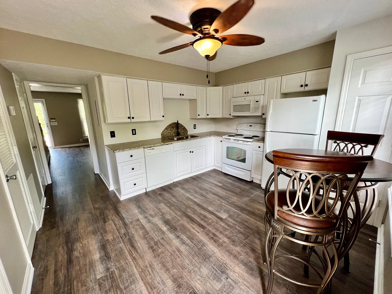 2 bed, 1.5 bath, 1200 sqft, $1,595 — Photo 4