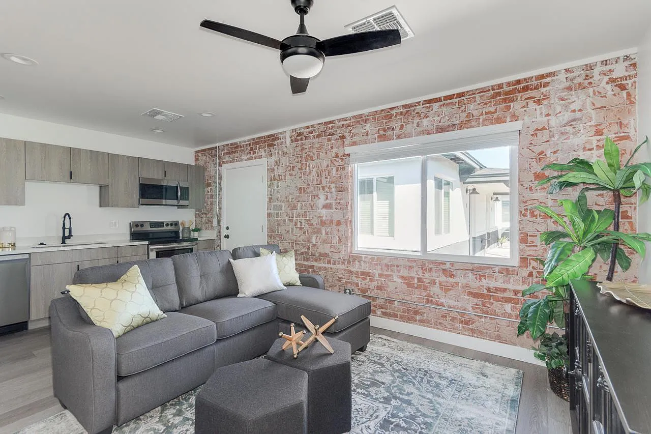 1 bed, 1.0 bath, 500 sqft, $1,300 — Photo 2