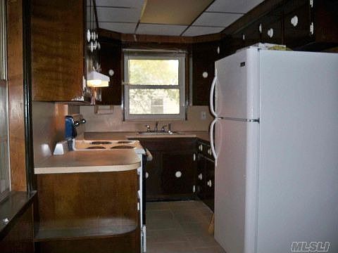 5th image of 938 Essex Ct