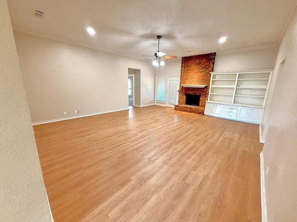 4 bed, 2.0 bath, 1839 sqft, $2,500 — Photo 2