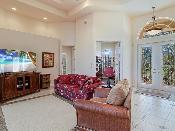 4th image of 560 Kendall Dr