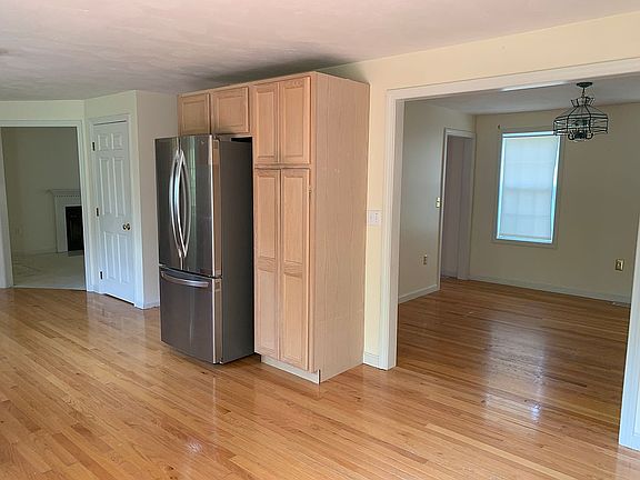 3rd image of 41 Pear Tree Rd