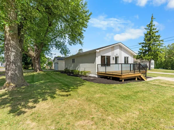 560 McMunn St, South Lyon, MI 48178