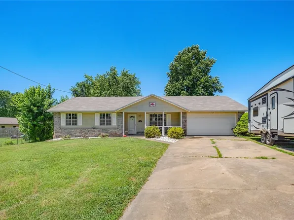 418 Honeysuckle St, Lowell, AR 72745