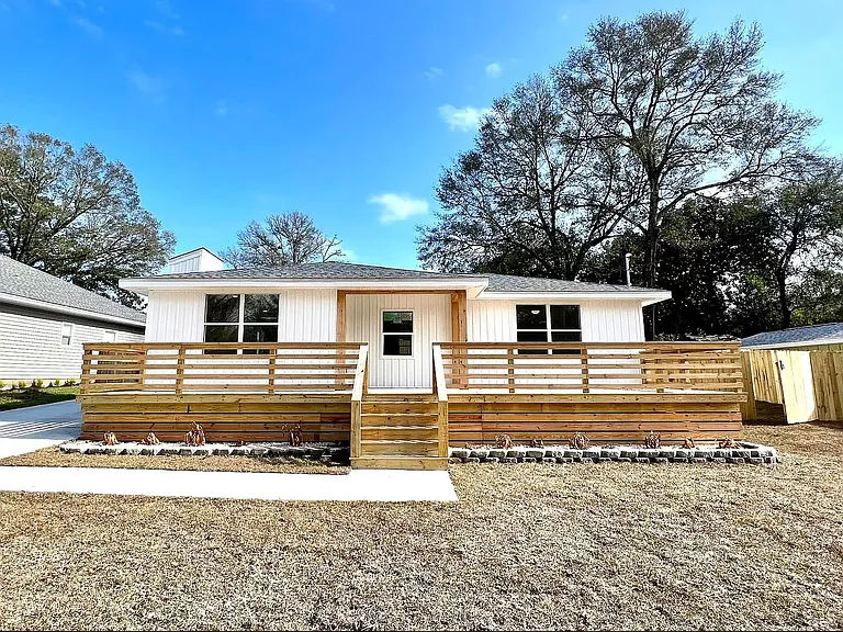 713 Cypress Dr — Photo 3