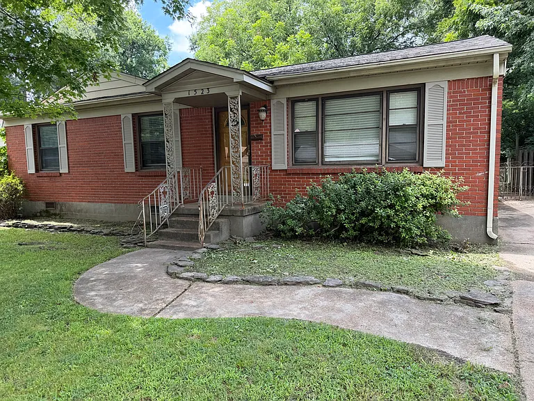 1523 Ivy Rd — Photo 3
