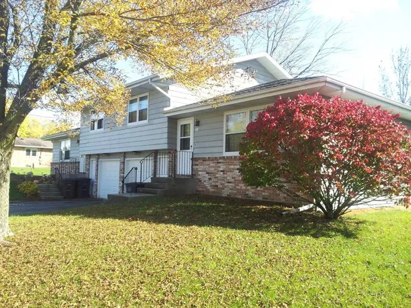 2 bed, 1.0 bath, 1050 sqft, $1,450, 516-518 W Plymouth St #190516061, Jefferson, WI 53549