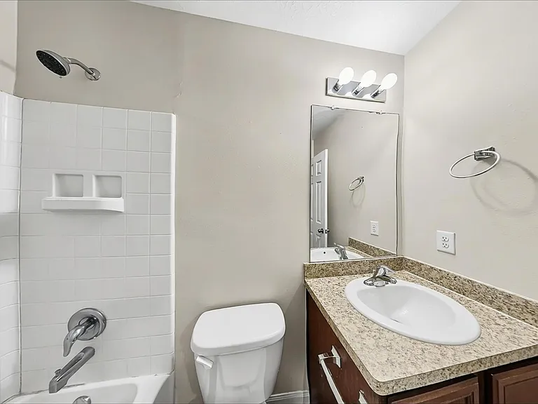 3931 Hawthorne Glen Ct — Photo 13