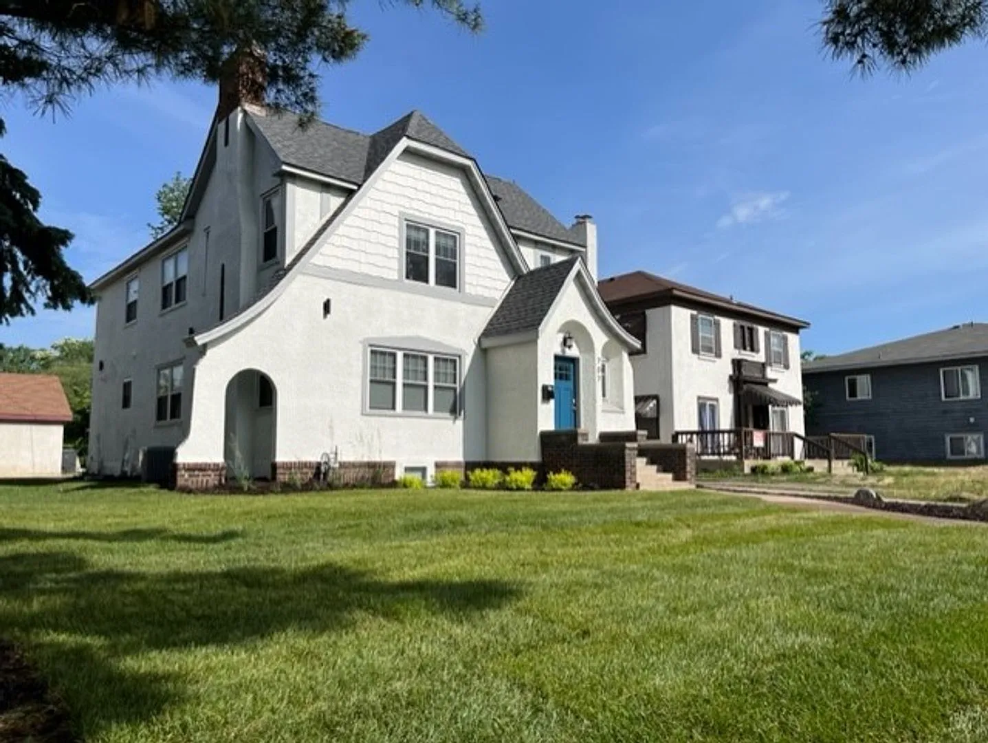 Modern 10-Bedroom House Close to U of M Campus — Photo 1