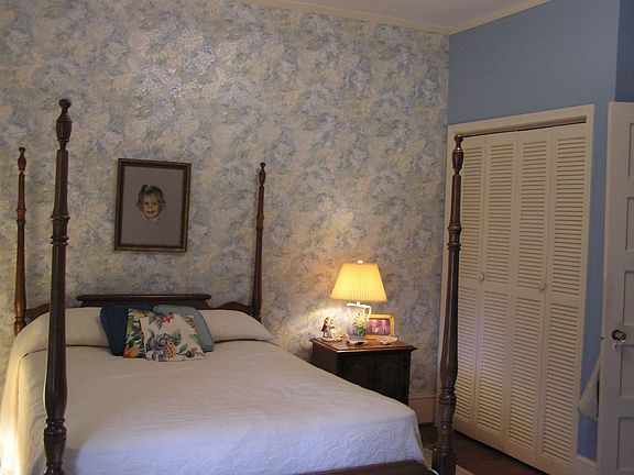 2nd bedroom with 2 closets