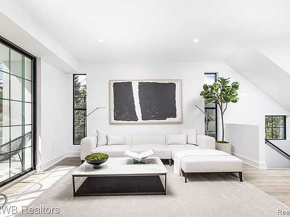 4th image of 533 E Harrison Ave #2