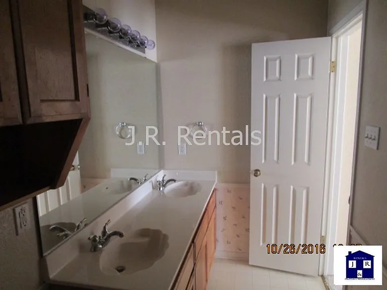 1506 Creek St — Photo 41