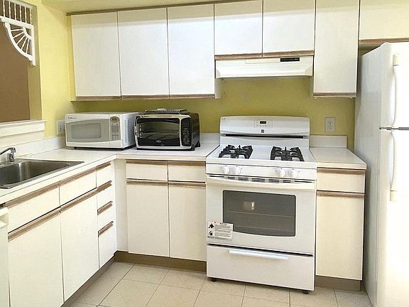 4th image of 6335D Stevenson Ave Unit 6335-D
