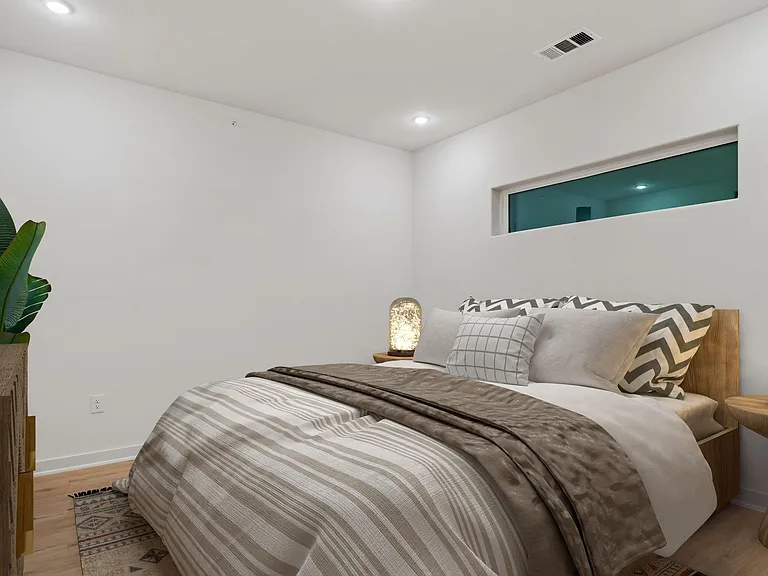 100 W Mockingbird Ln — Photo 11