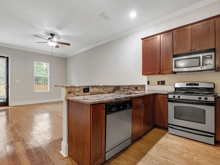 382 E Bradford Rd — Photo 10