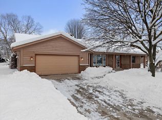 4450 S Regal Manor Dr, New Berlin, WI 53151