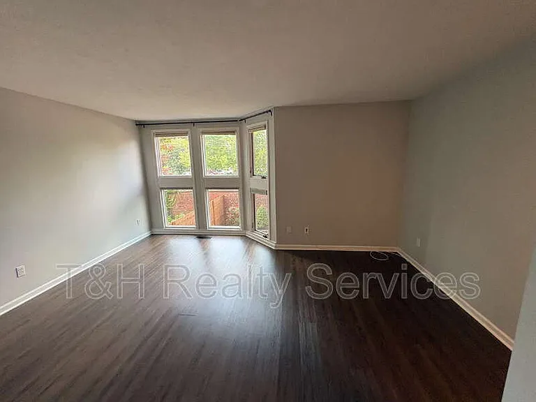 516 Lockerbie Cir N — Photo 6