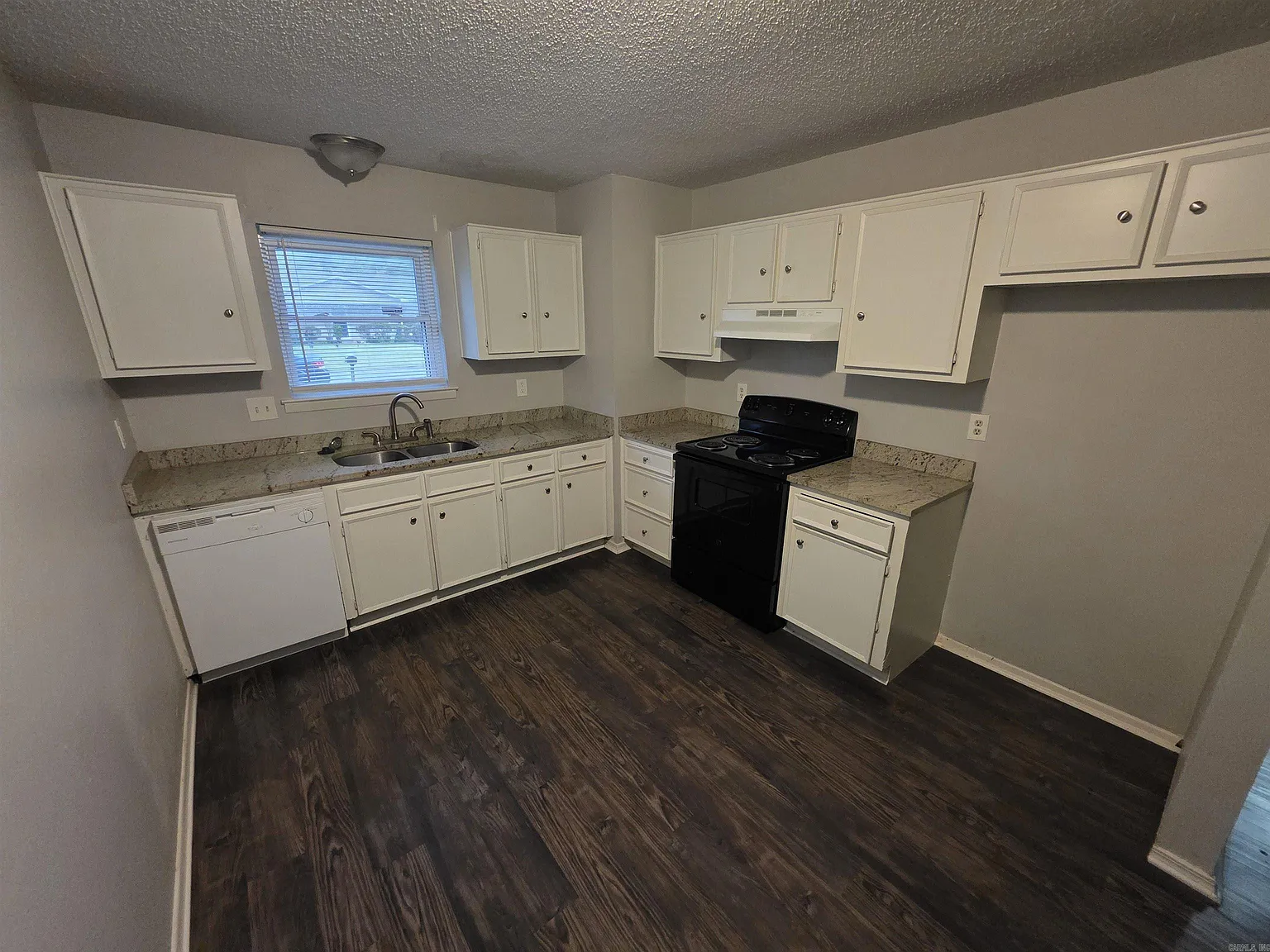 3 bed, 1.5 bath, 1024 sqft, $1,195 — Photo 4