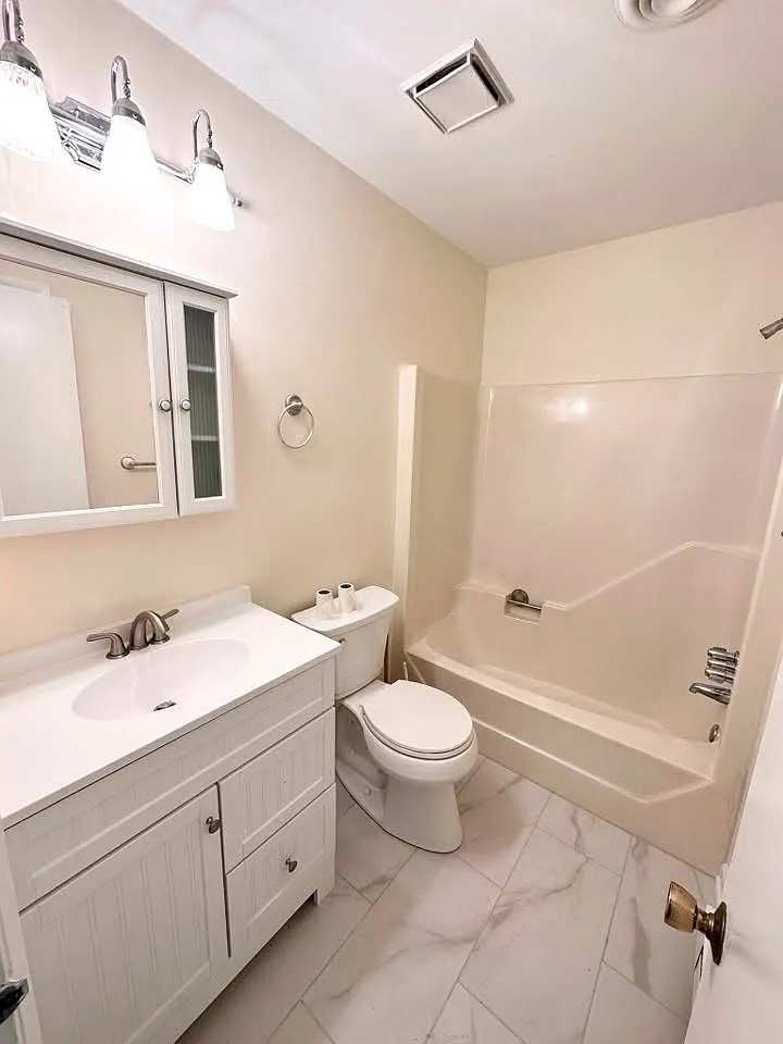 3 bed, 912 sqft, $1,900 — Photo 4