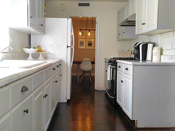 Kitchen has new granite counter tops (not pictured)