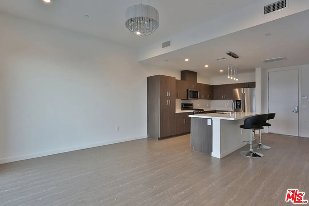 1 bed, 1.0 bath, 886 sqft, $3,700 — Photo 3