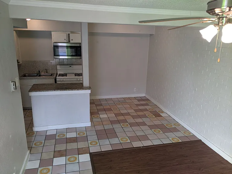 2428 Louise St #2505 — Photo 9