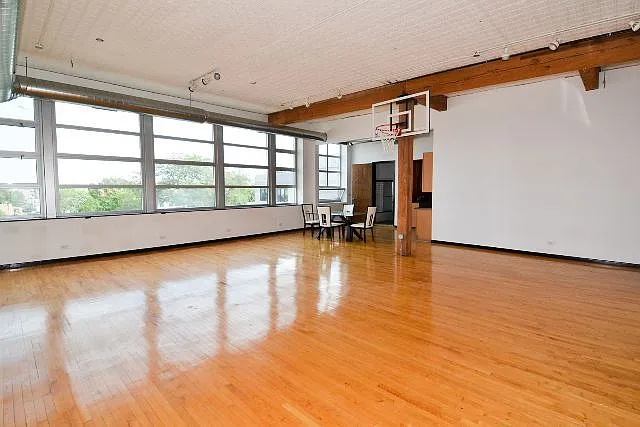 2 bed, 1.5 bath, 2000 sqft, $3,995 — Photo 2