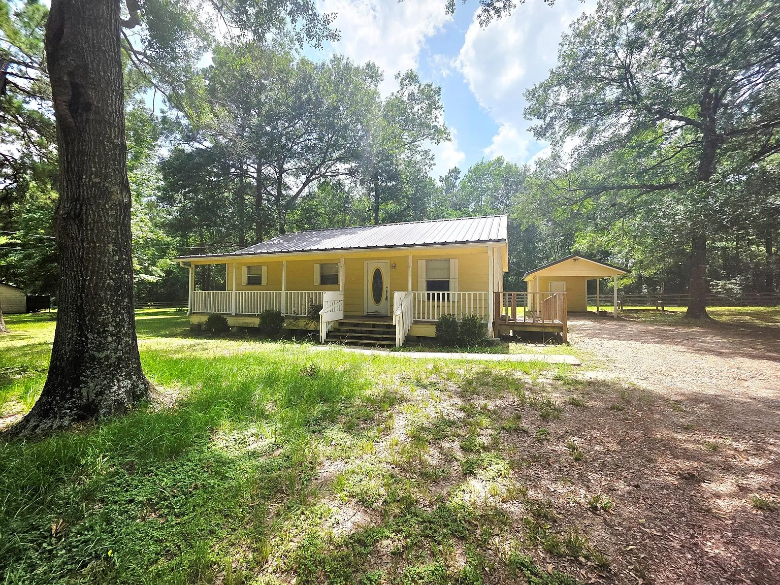 3 bed, 2.0 bath, 1400 sqft, $1,545 — Photo 2
