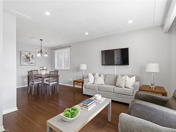 3rd image of 10 Brookside Cres
