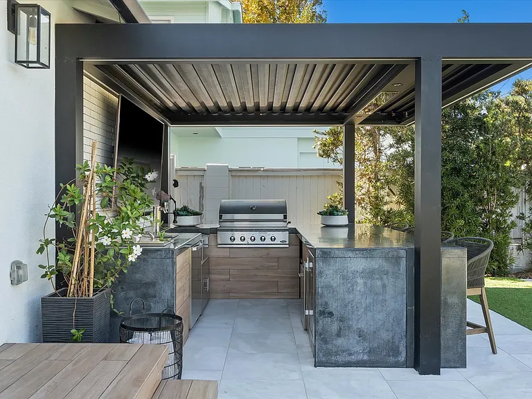 2219 Graham Ave — Photo 6