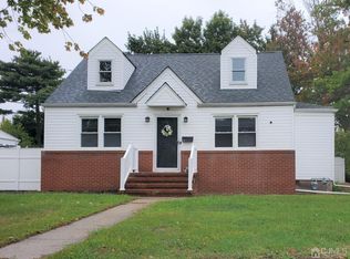 35 Pacific St, Edison, NJ 08817