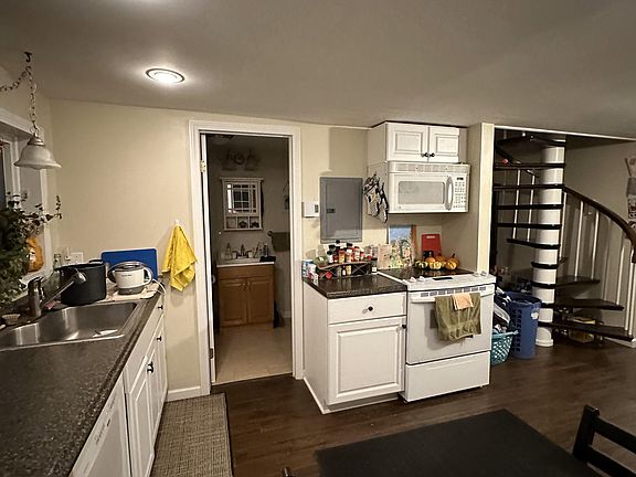 2nd image of 32 Woods Ln