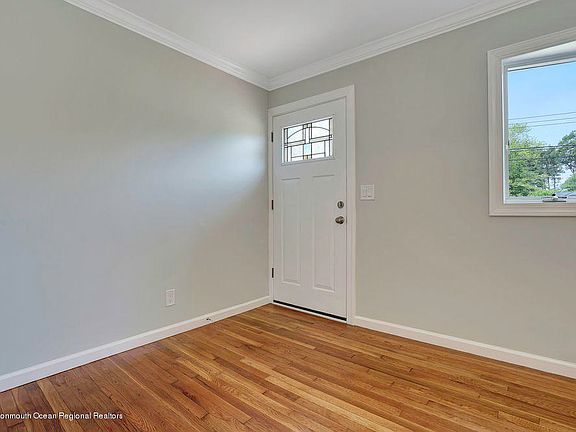 5th image of 20 Michele Dr