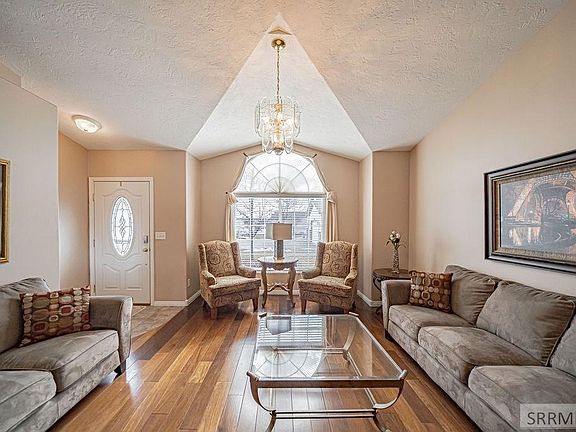 3rd image of 916 Silkwood Cir